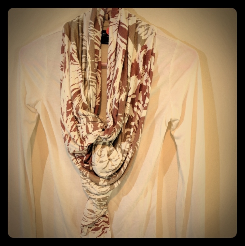 Long sleeve with attracted scarf
